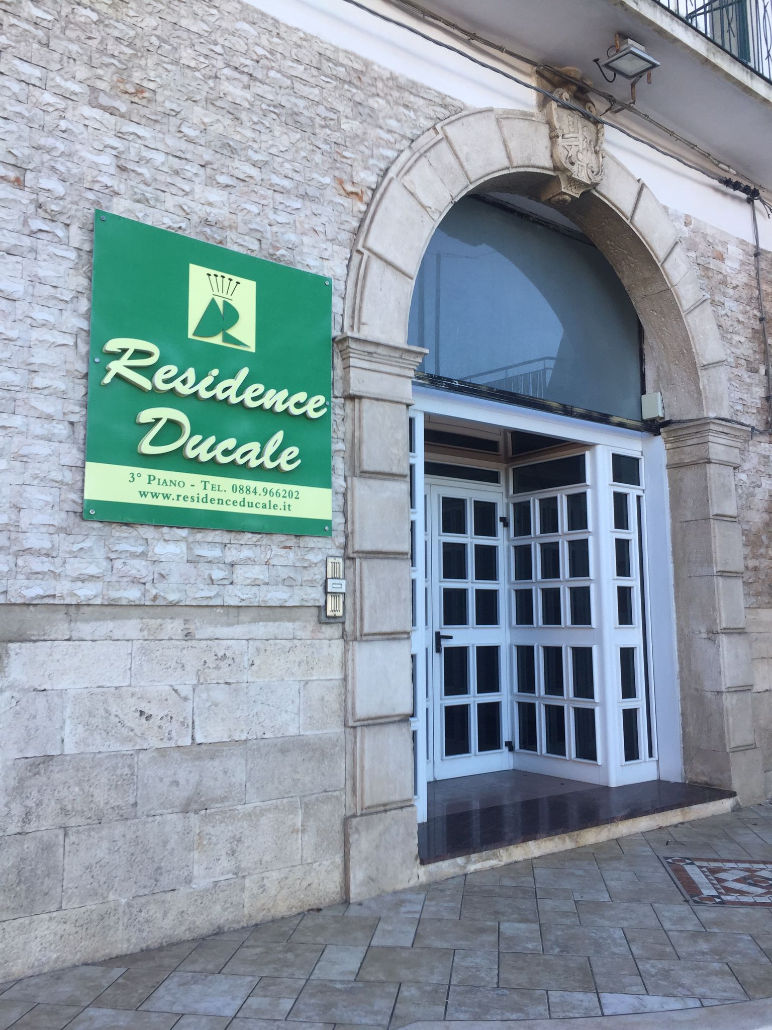 L'ingresso del Residence Ducale in via XX Settembre