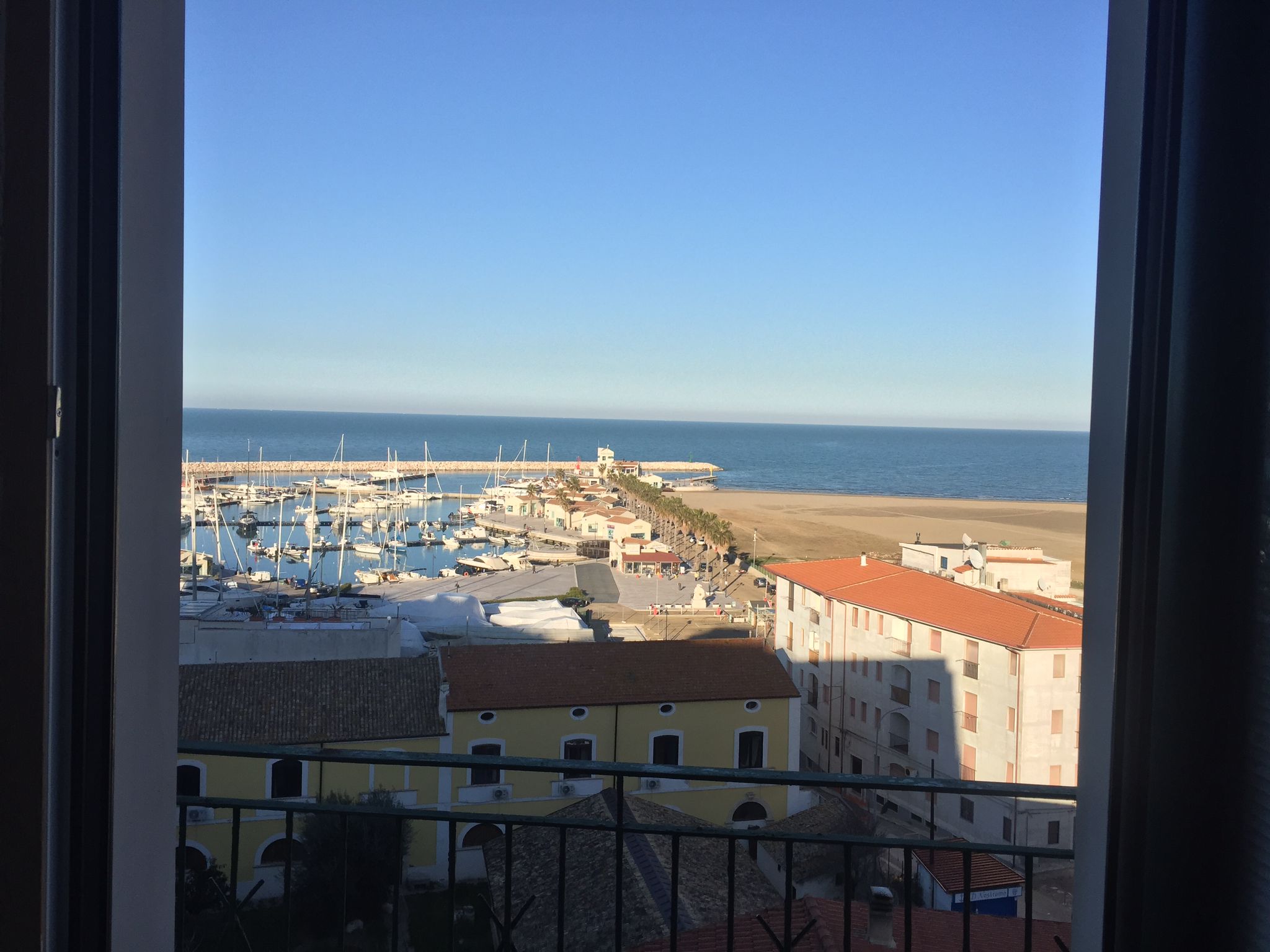 Il porto di Rodi dalla finestra